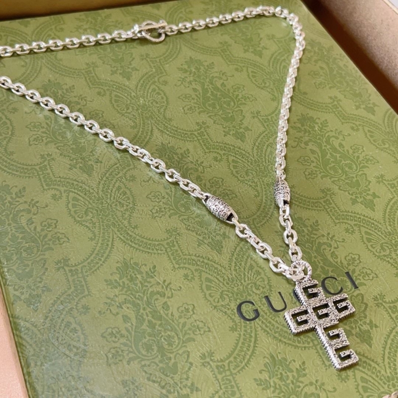 G*u*i necklaces